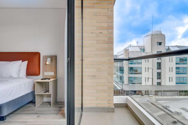 Chic Loft w/ Balcony in Santa Bárbara