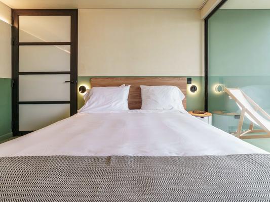 Upscale 2BR w/ Balcony & AC in Poblado
