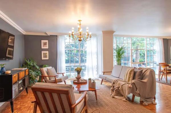 Vibrant 5BR Apartment with Cozy Balcony