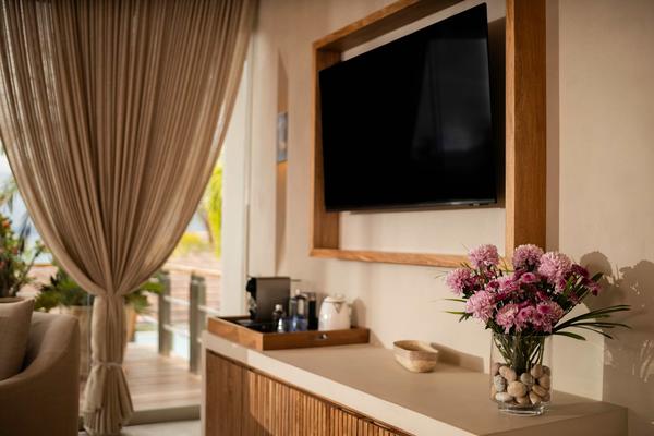 Luxury 8BR Oceanfront Villa w/ Infinity Pool