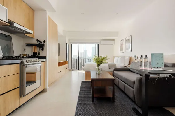 Upscale Loft w/ Balcony & View in Tabacalera