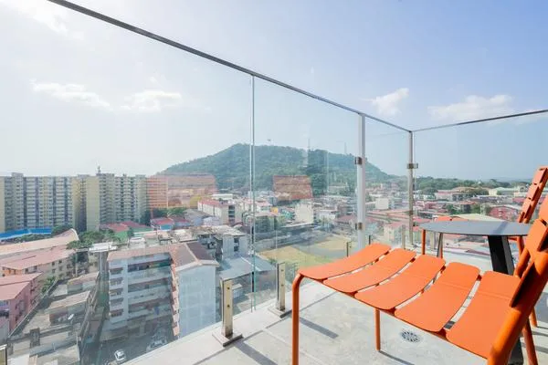 Lovely 1BR with Balcony in Casco View