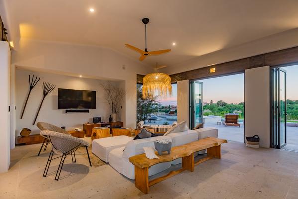 Luxury 5BR Villa w/ Pool & Sea Views