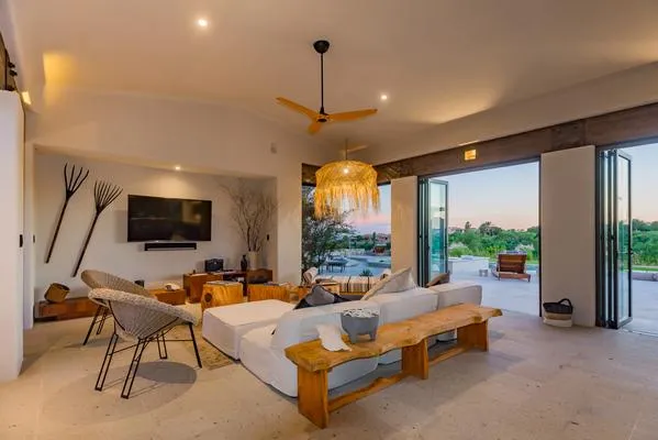 Luxury 5BR Villa w/ Pool & Sea Views
