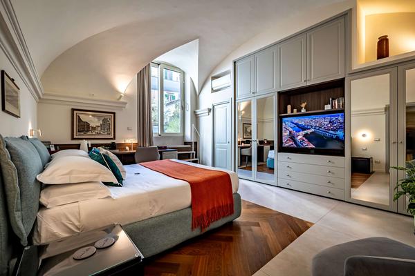 Deluxe 3 Beds King Suite
