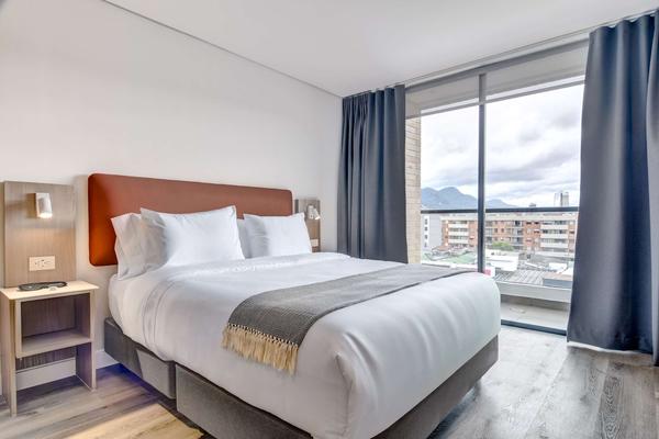 Inviting Loft w/ Balcony in Santa Bárbara