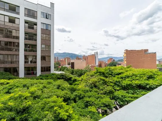 Enchanting  Loft w/ Splendid Balcony in Vibrant Laureles