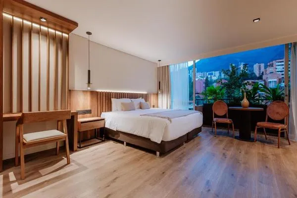 Deluxe Loft with Mountain Views and Bathtub