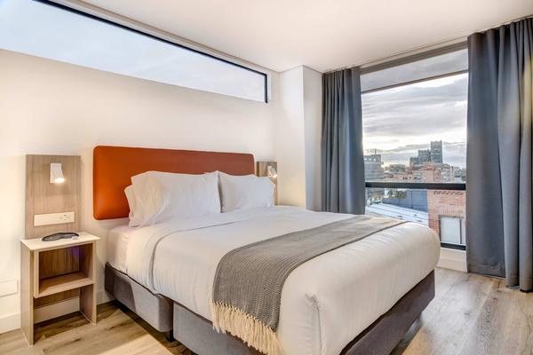 Radiant 2BR w/ Balcony in Santa Barbara