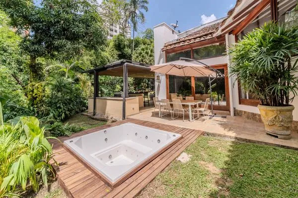 Stunning 5BR home with Jacuzzi in El Poblado