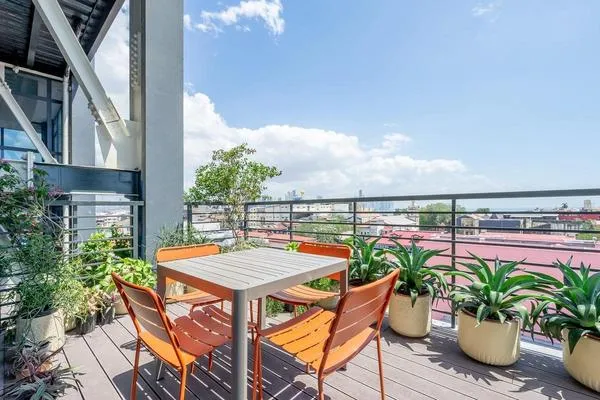 Exceptional 1BR with Balcony in Casco View