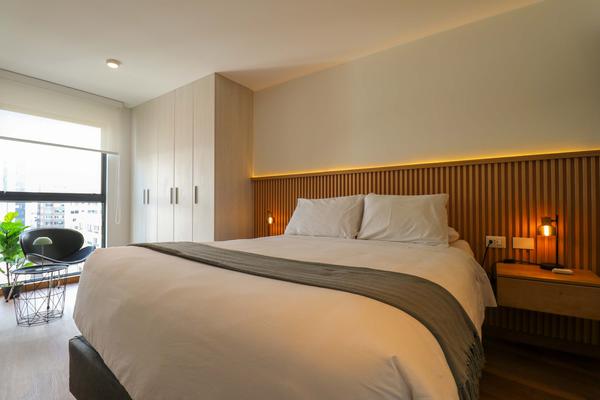 Stylish 2BR Retreat w/ Balcony in Miraflores