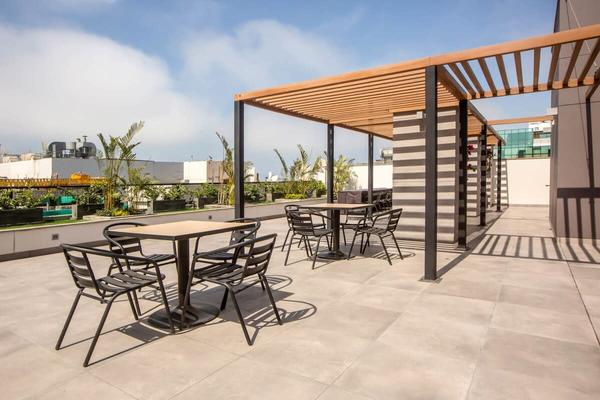 Bold and Spacious 2BR in Miraflores