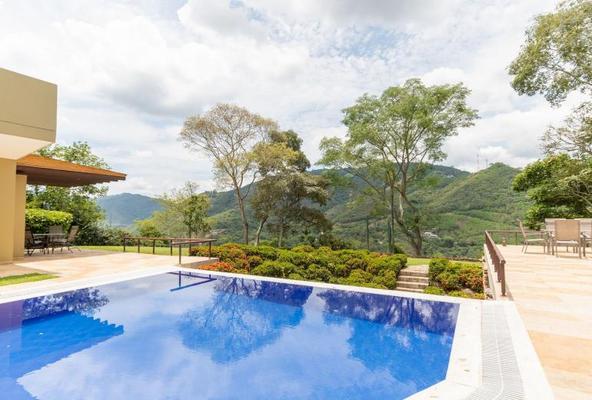 Astonishing 5BR House w/ pool in Anapoima
