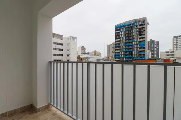 Light-Filled 2BR w/ Balcony in Miraflores