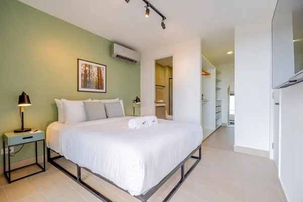 Illustrious 1BR Apartment w/ Stunning Balcony View
