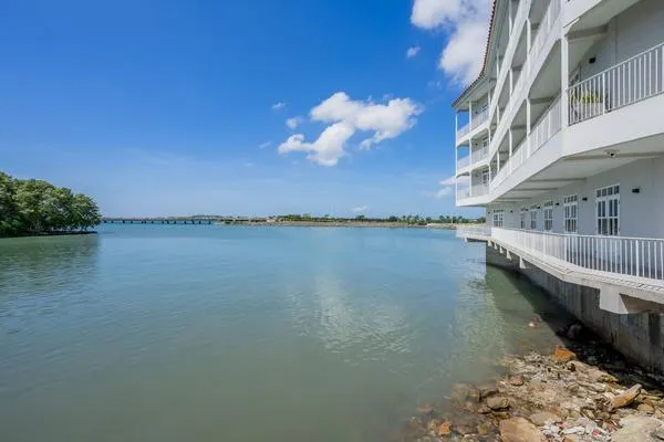 Upscale 1BR w/ Balcony & AC in Panama