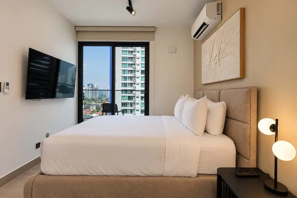 Bright 1BR w/ Balcony in Prime San Francisco