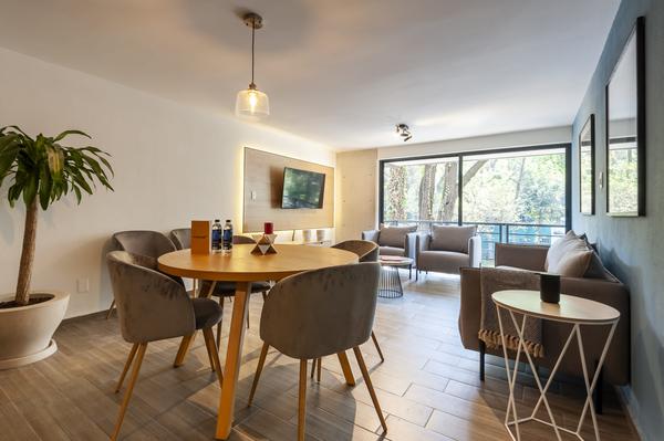 Fantastic 2 BR Apt with Prime View