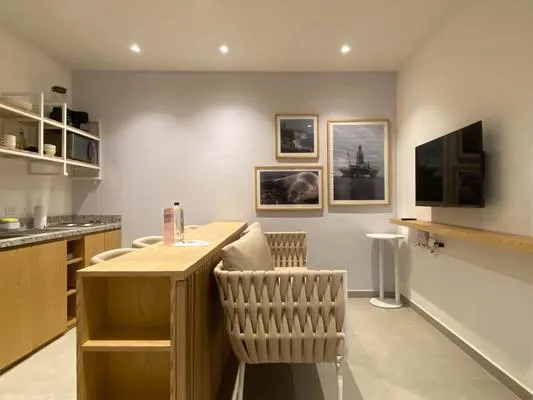 Tasteful 2BR w/ Classic Terrace in Bocagrande