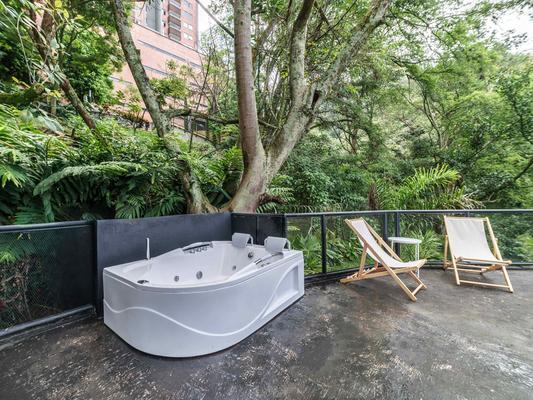 Charming 2BR w/ Terrace & Jacuzzi in Poblado