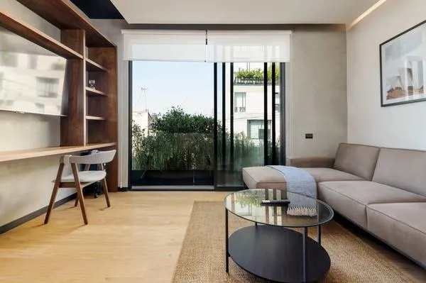 Deluxe 1BR with Elegant Balcony in Roma Nte