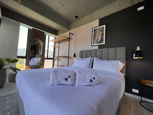 Industrial Loft With Balcony In Laureles