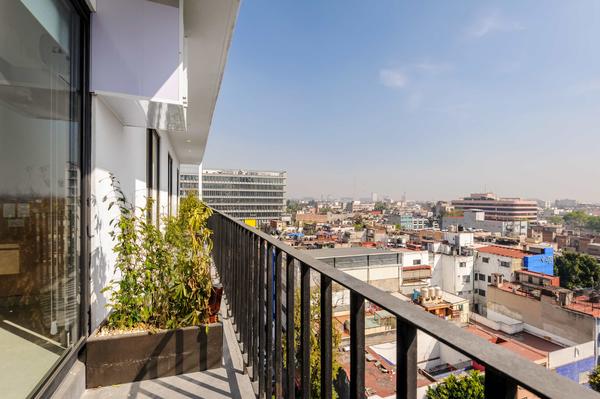 Upscale Loft w/ Balcony & View in Tabacalera