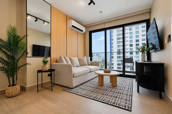 Bright 1BR w/ Balcony in Prime San Francisco
