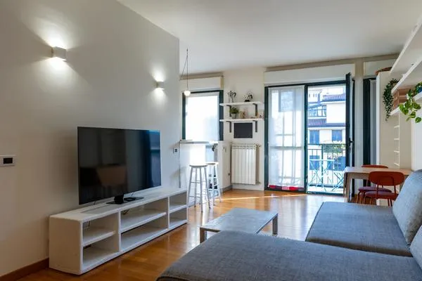 Bright Navigli Apartment with Canal view