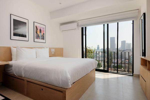 Upscale Loft w/ Balcony & View in Tabacalera
