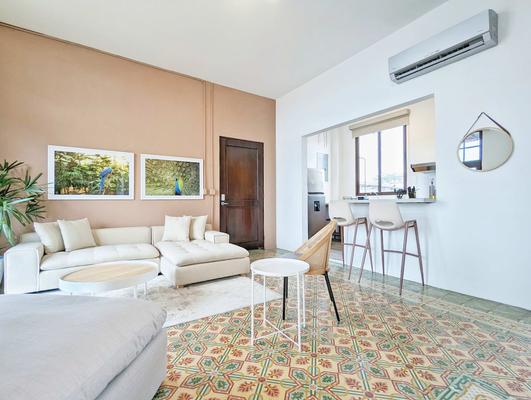Spacious 3BR w/ Balcony Casco Location
