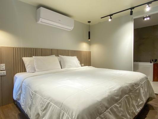 Modern 2BR w/ Jacuzzi in Miraflores