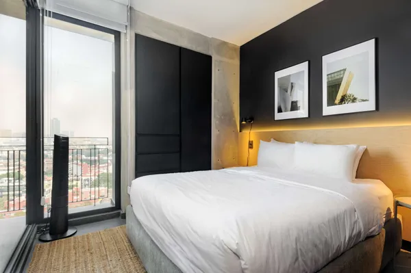 Polished 1BR w/ Balcony in Tabacalera