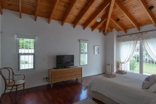 Bright 4BR Home  w/ Amazing  Pool in Mendoza