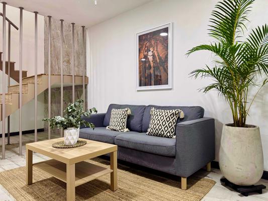 Cozy Loft w/ Majestic Deco in Cali