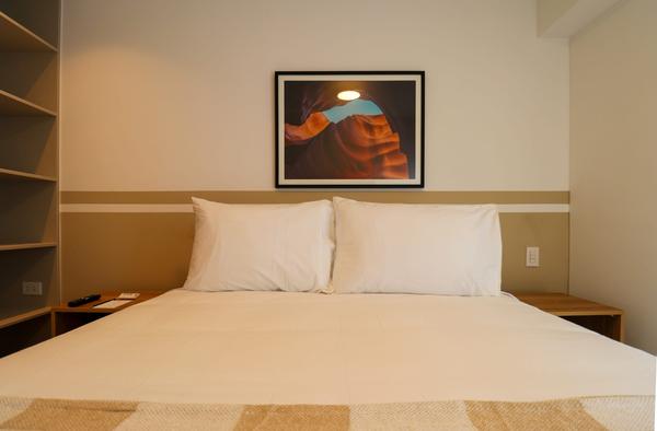 Light-Filled 2BR w/ Balcony in Miraflores