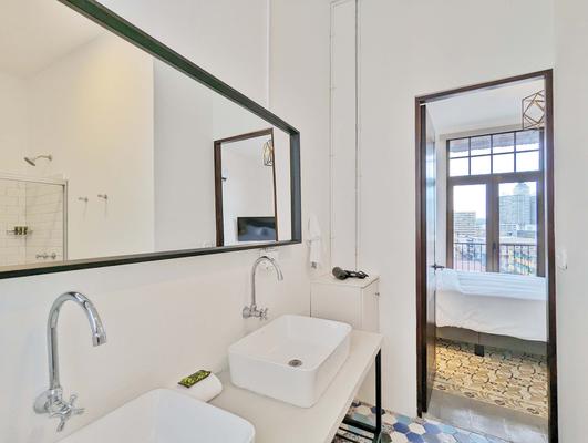Spacious 3BR w/ Balcony Casco Location