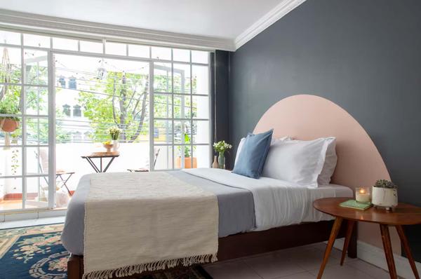 Vibrant 5BR Apartment with Cozy Balcony