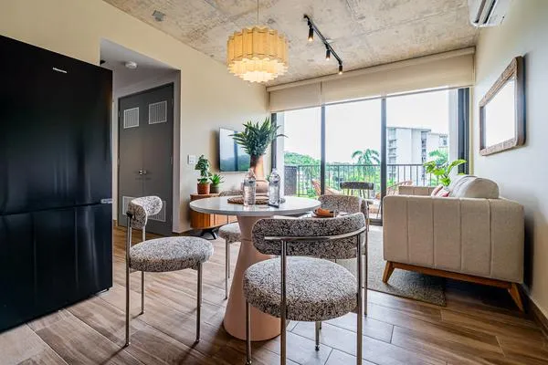 Modern 2BR w/ Great Deco in Centriqo