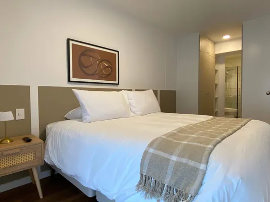 Upscale 2BR with Balcony in Miraflores