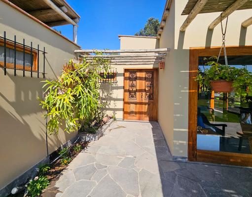 Spacious 4BR Country House with Pool in Mala