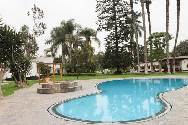 Spacious 12BR Stay w/ Pool, BBQ in Pachacamac