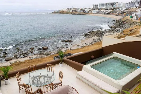 Stunning House in Front Row with Pool in PH