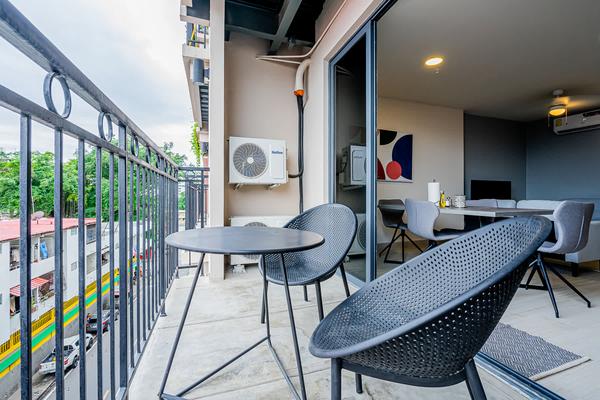 Comfy 1BR w/ Perfect Balcony in Casco View