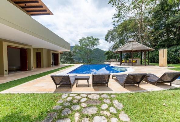 Astonishing 5BR House w/ pool in Anapoima