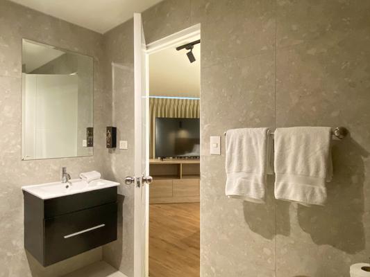 Modern 2BR w/ Jacuzzi in Miraflores