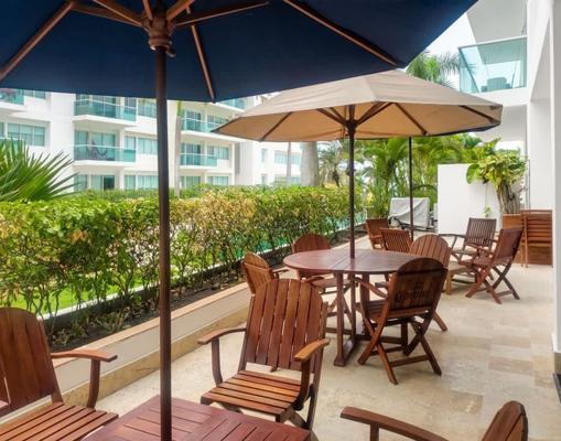 Deluxe 2BR w/ Terrace & A/C in Morros