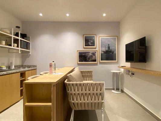 Tasteful 2BR w/ Classic Terrace in Bocagrande