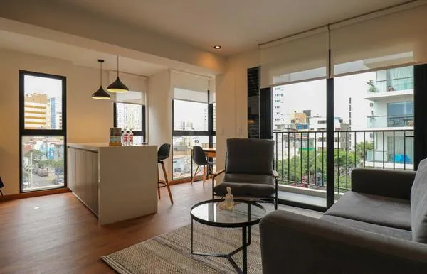 Engaging 2BR Retreat w/ Balcony in Miraflores